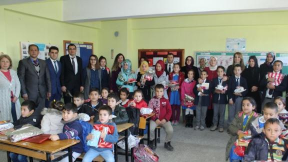 Sayın Valimiz Ersin YAZICI´nın eşi Hanife YAZICI Hanımefendinin İlçemiz Osmanlar İlkokulu/Ortaokulunu Ziyaretleri
