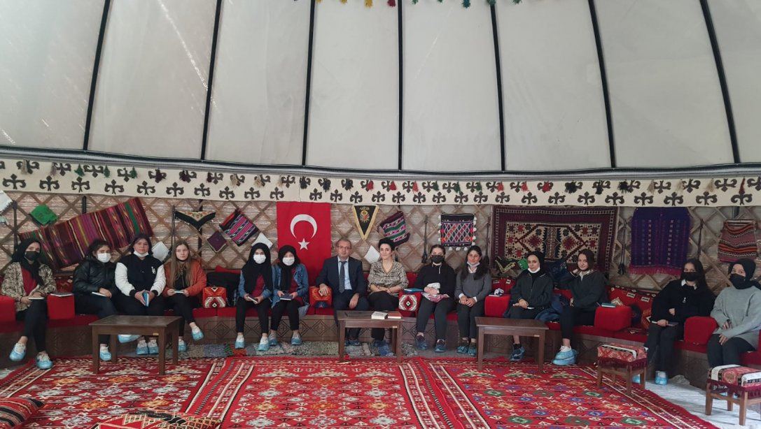 Sayın Yazarımız Mehtap Altan'ın rehberliğinde, Makbule Efe Yazarlık Mektebi faaliyetlerine başladı.