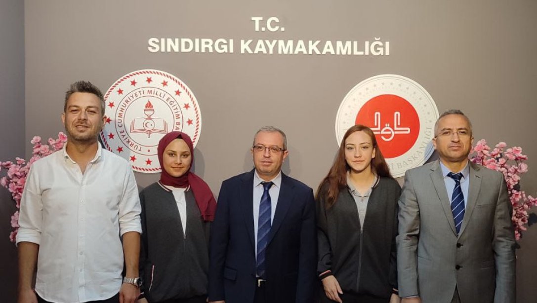 Makbule Efe Anadolu Lisesi öğrencileri tarafından, internet sitelerinden yayınlanacak röportaj serisinin ilk röportajı; Türk Dili ve Edebiyatı Öğretmeni Erdinç Uslu ile öğrencileri Ayşenaz Alacam ve Hatice Komşu tarafından gerçekleştirildi.