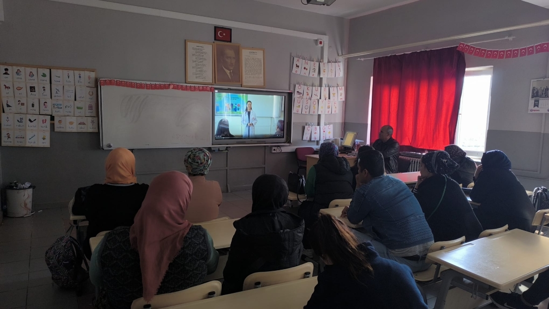 İlçemiz Atatürk ilkokulu'nun aylık düzenlediği veli toplantılarında okul-aile işbirliğini güçlendirmek için Bakanlığımız tarafından hazırlanan hazırlanan videolar izletildi.