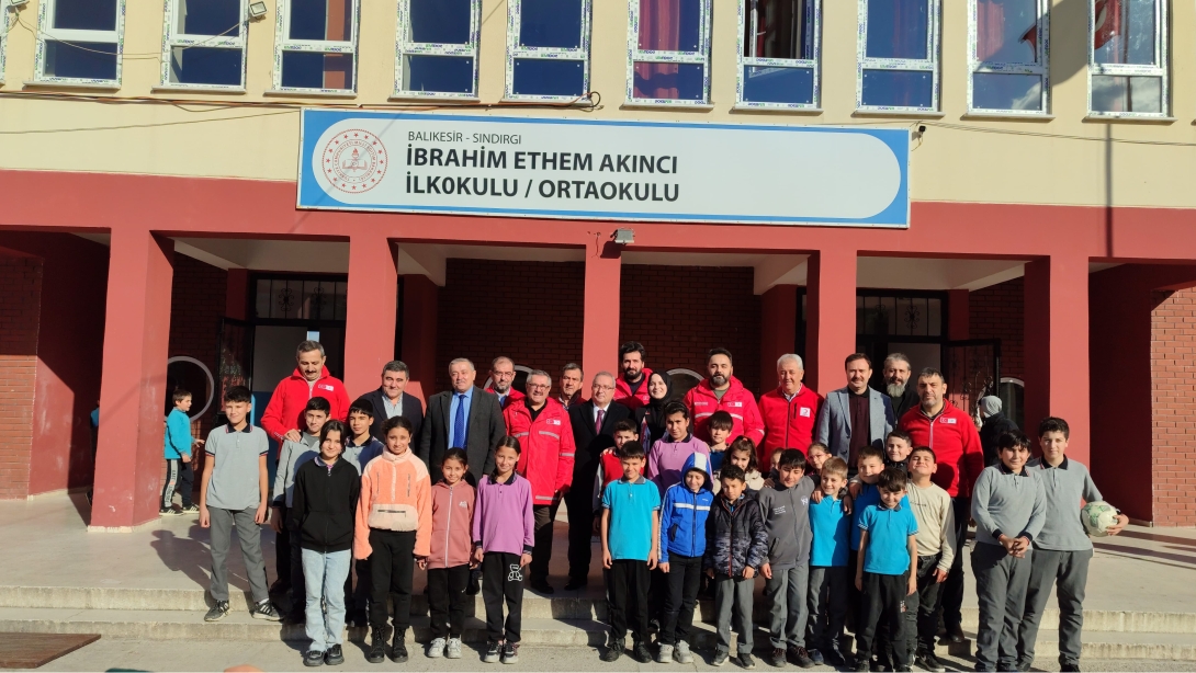 Balıkesir Türk Kızılay ve Türk Kızılay Sındırgı temsilciliği tarafından İbrahim Ethem Akıncı İlkokulu ve Ortaokulu'ndan 280 öğrencimize giyim yardımı yapıldı.