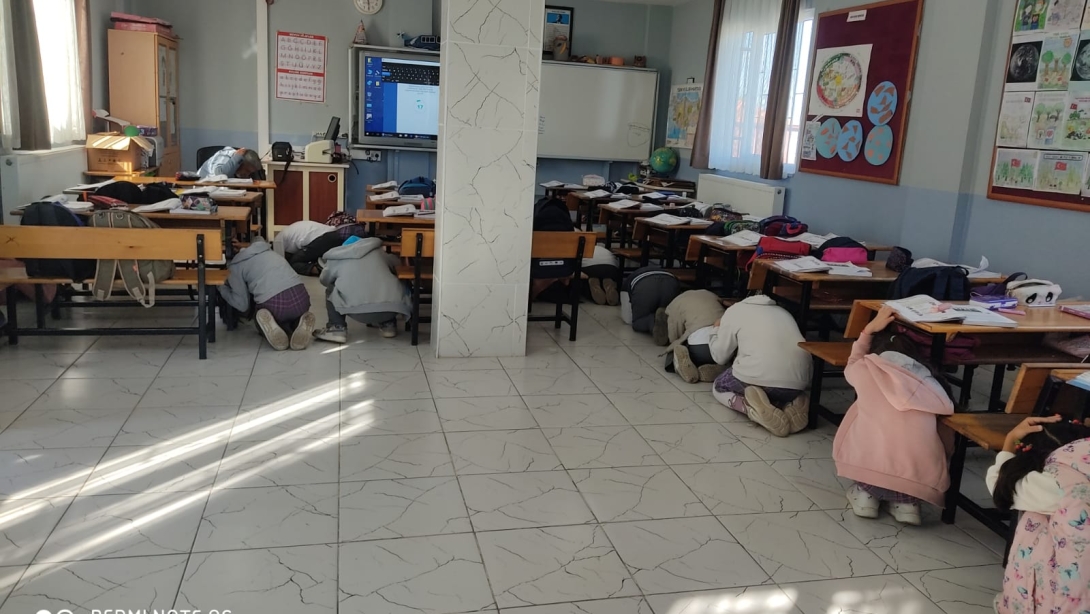 İlçemizdeki Okullarımızda Bugün Eş Zamanlı Tahliye Tatbikatı Gerçekleştirildi.