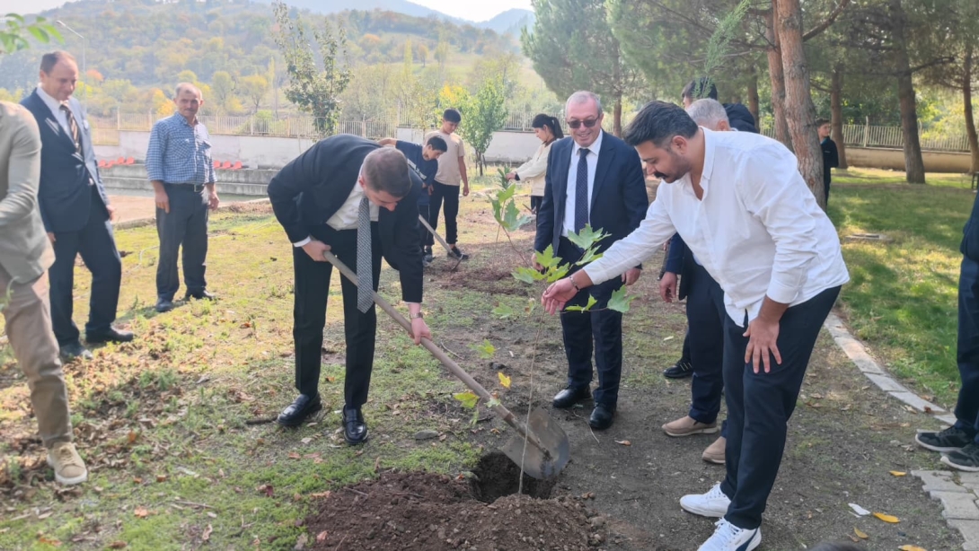 Sındırgı Mesleki ve Teknik Anadolu Lisesinde Erasmus Days Kapsamında Fidan Dikimi ve Dünya Gıda Günü Etkinliği Gerçekleştirildi.